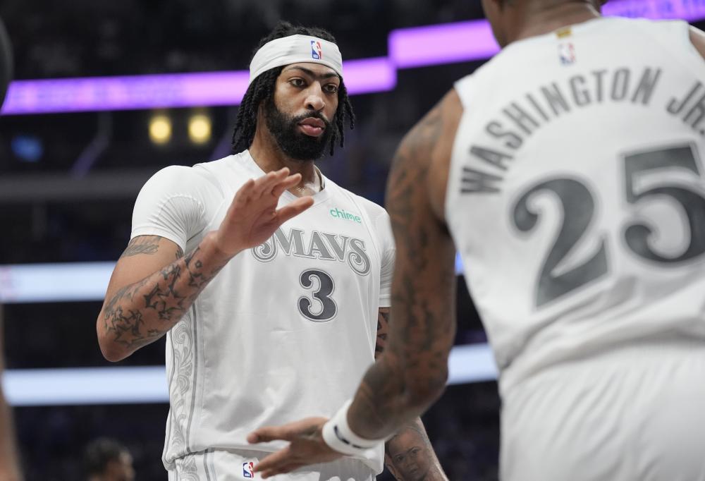 U22国足主场球场草皮坑坑洼洼引质疑