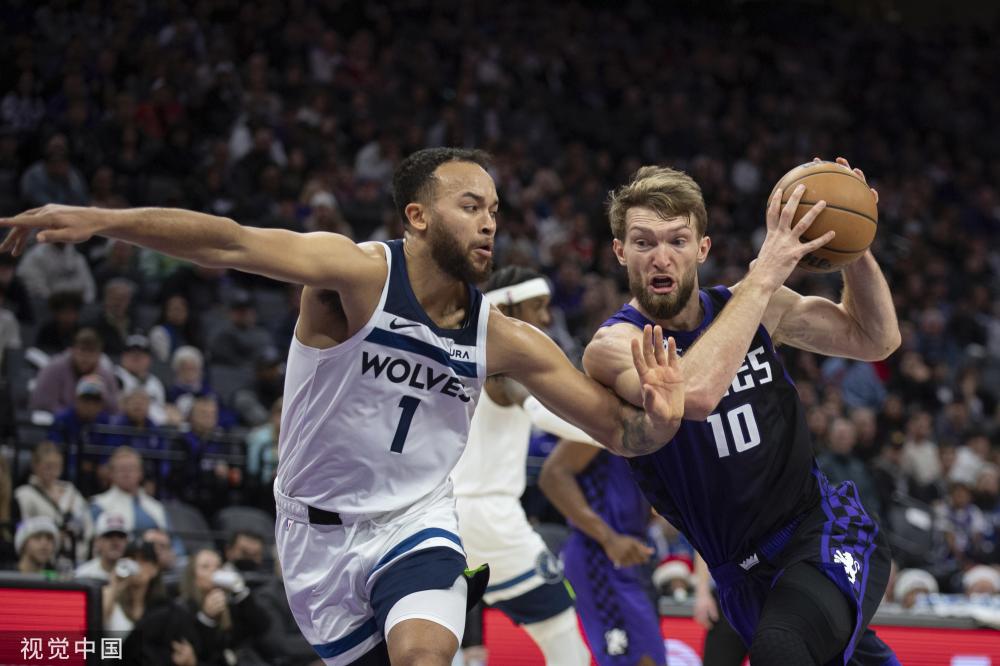 U22国足主场球场草皮坑坑洼洼引质疑